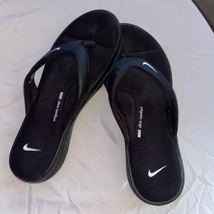 Size 11 Nike ultra comfort flip flops, fit small